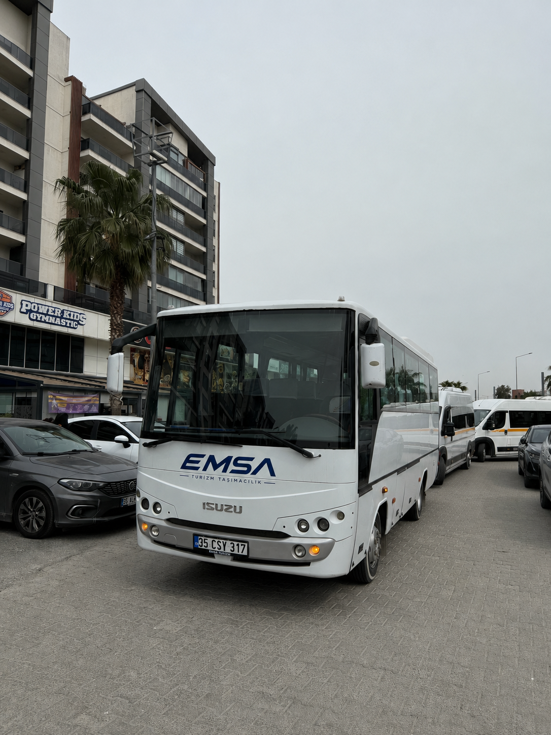 EMSA Isuzu midibüs şehir içinde