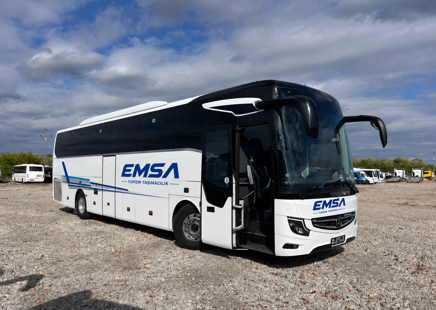 EMSA büyük tur otobüsü kapısı açık